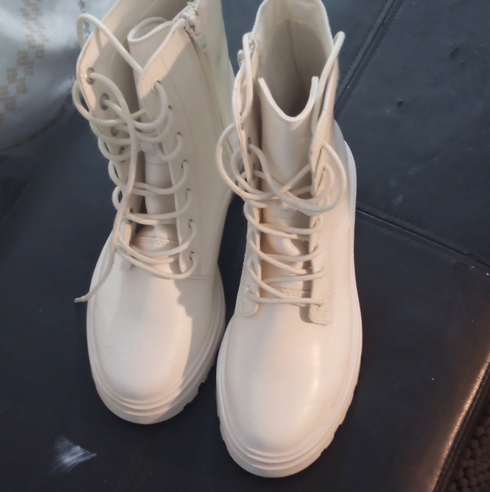 Brand new, A. New. Day.  Womens White boits